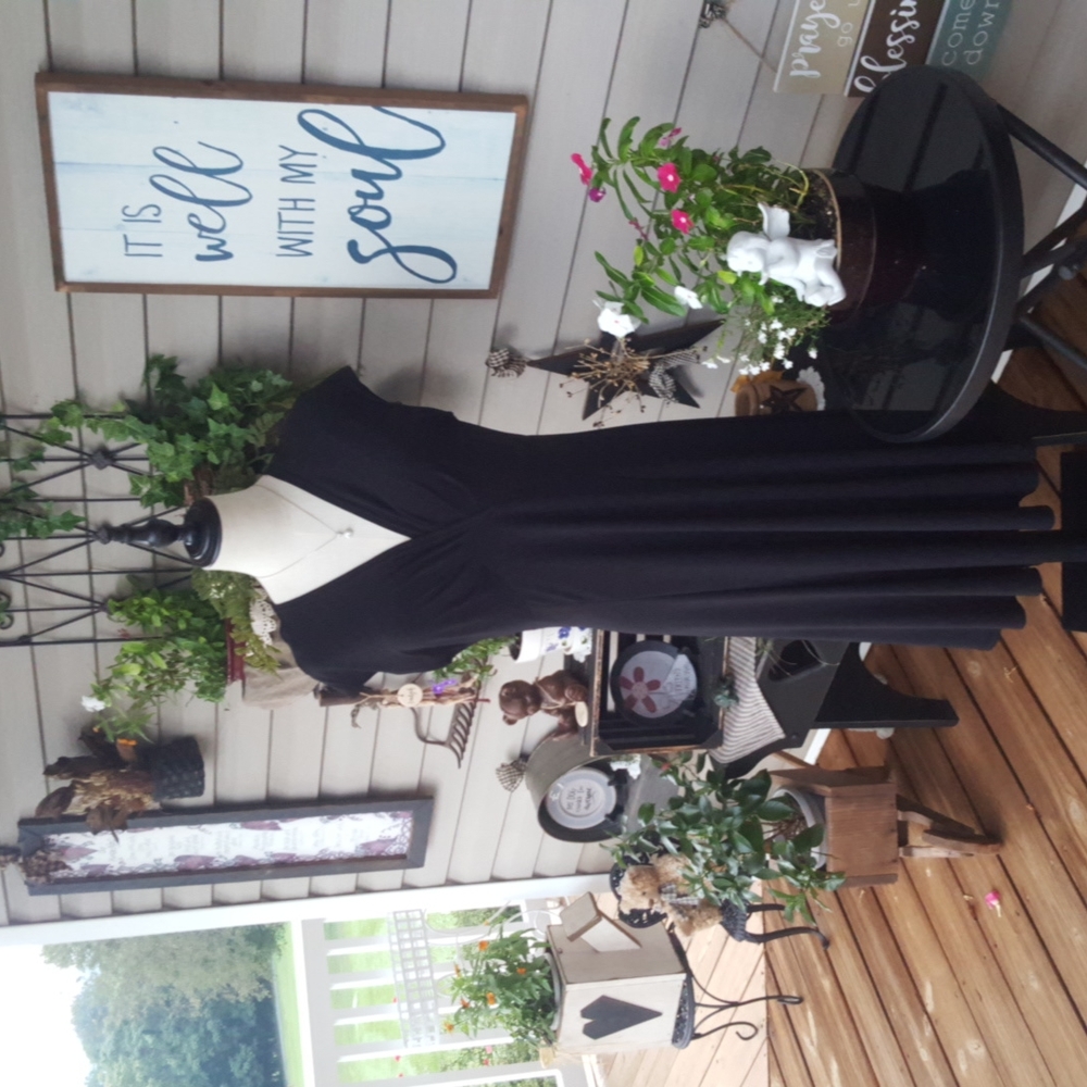 RONNI NICOLE ♡ Absolutely Gorgeous is This Comfy Sexy Black V Neck Dress 12